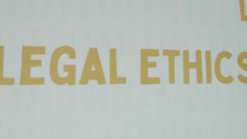 légal éthique une inscription sur blanc Contexte. graphique présentation avec dessins de Humain visages. légal concept video