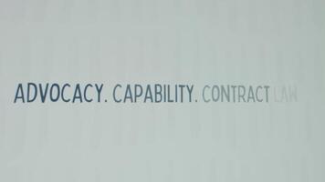 advocacia. capacidade. contrato lei inscrição em branco papel Folha fundo. gráfico apresentação com palavras aparecendo 1 de um. legal conceito video