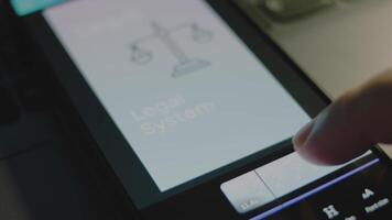 Rättslig systemet inskrift på smartphone skärm. grafisk presentation på ljus blå bakgrund med skalor som symbol av rättslig systemet. Rättslig begrepp video
