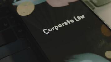 corporativo lei inscrição em Smartphone tela. gráfico apresentação em Preto fundo com bokeh luzes tremeluzente . luz raios. legal conceito video