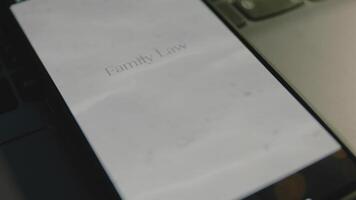 familia ley inscripción en teléfono inteligente pantalla. gráfico presentación con claro agua olas en soleado día. legal concepto video