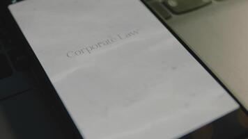 korporativ Gesetz Inschrift auf Smartphone Bildschirm. Grafik Präsentation mit klar Wasser Wellen auf sonnig Tag. legal Konzept video