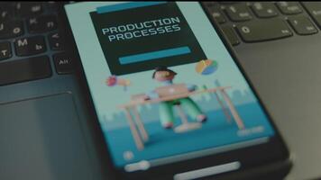 produktion processer inskrift på smartphone skärm. grafisk presentation av illustrerade fabrik chef arbetssätt på dator på de skrivbord. tillverkning begrepp video