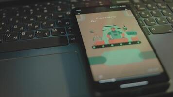 Fabrik Optimierung Inschrift auf Smartphone Bildschirm. Grafik Präsentation von ein Arbeiter mit Sicherheit Deckel steuern das Produktion Linie. Herstellung Konzept. Beleuchtung Strahlen video