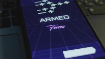 armato forze iscrizione su smartphone schermo con buio blu sfondo con lineare prospettiva. grafico presentazione con volante militare aerei. militare concetto. leggero raggi video