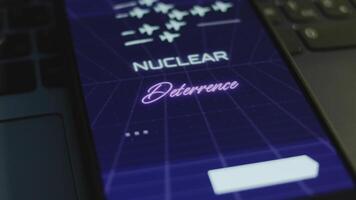 nucleare deterrenza iscrizione su smartphone schermo con buio blu sfondo con lineare prospettiva. grafico presentazione con militare velivoli con Fumo sentieri. militare concetto. leggero raggi video