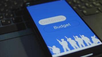 Verteidigung Budget Inschrift auf Smartphone Bildschirm mit Blau Hintergrund, Wörter im Rahmen. Grafik Präsentation mit Silhouetten von Soldaten mit Militär- Ausrüstung. Militär- Konzept video