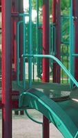 leerer Spielplatz im Park video