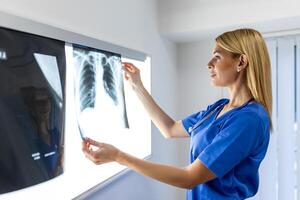 radiología y medicina concepto. médico explicando el resultados de escanear pulmón en pantalla a mayor paciente. foto