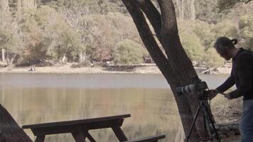 vidéaste tournage Lac vue dans le forêt images. video