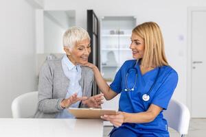 cuidado de la salud y médico concepto - médico con paciente en hospital. médico trabajando en el oficina y escuchando a el paciente, ella es explicando su síntomas, salud cuidado y asistencia concepto foto