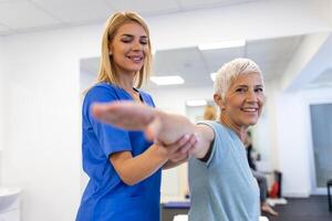 paciente extensión, fisioterapeuta mujer y físico terapia ayuda para músculo o artritis ejercicio en consultante examen. fisioterapia, quiropráctico y cuidado de la salud rehabilitación apoyo de mujer foto