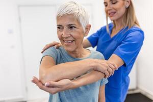 profesional terapeutas es extensión músculos, mayor paciente con anormal muscular síntomas, físico rehabilitación terapias y tratamiento de fisiológico trastornos por fisioterapeutas concepto. foto