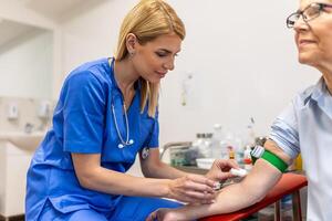 médico tecnólogo haciendo un sangre dibujar servicios para paciente. laboratorio asistente con estéril caucho guantes tomando sangre muestra desde paciente. foto