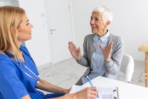 cuidado de la salud y médico concepto - médico con paciente en hospital. médico trabajando en el oficina y escuchando a el paciente, ella es explicando su síntomas, salud cuidado y asistencia concepto foto