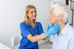 medicamento, cuidado de la salud y médico examen concepto - médico o enfermero comprobación del paciente anginas a hospital. endocrinólogo examinando garganta de mayor mujer en clínica foto