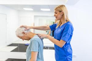 con licencia quiropráctico o manual terapeuta haciendo cuello tramo masaje a relajado hembra paciente en clínica oficina. joven mujer con latigazo o reumatológico problema consiguiendo profesional del doctor ayuda foto