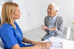 cuidado de la salud y médico concepto - médico con paciente en hospital. médico trabajando en el oficina y escuchando a el paciente, ella es explicando su síntomas, salud cuidado y asistencia concepto foto