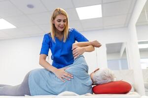 mayor paciente pasando físico terapia en clínica a recuperar desde cirugía y incrementar movilidad. fisioterapeuta trabajos en específico músculo grupos o articulaciones a rehabilitar desde lesión. foto