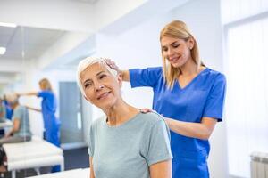 con licencia quiropráctico o manual terapeuta haciendo cuello tramo masaje a relajado hembra paciente en clínica oficina. joven mujer con latigazo o reumatológico problema consiguiendo profesional del doctor ayuda foto