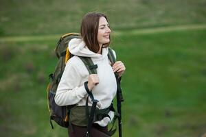 joven mujer con mochila excursionismo en el montañas. excursionismo concepto. trekking acantilados viajar, viajero. foto