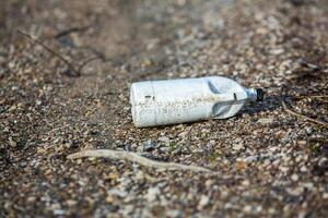 el plastico botella en el apuntalar de el lago. ambiental contaminación. el plastico residuos en el playa. foto