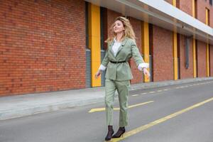 retrato de un exitoso negocio mujer en frente de moderno negocio edificio. joven gerente poses afuera. hembra negocio líder. foto