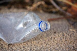 el plastico botella en el apuntalar de el lago. ambiental contaminación. el plastico residuos en el playa. foto