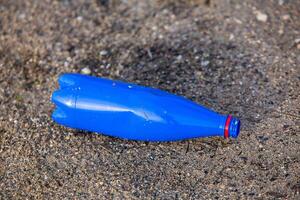 el plastico botella en el apuntalar de el lago. ambiental contaminación. el plastico residuos en el playa. foto