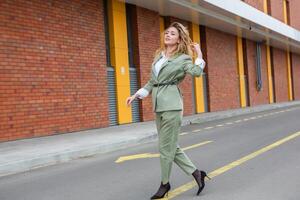 retrato de un exitoso negocio mujer en frente de moderno negocio edificio. joven gerente poses afuera. hembra negocio líder. foto