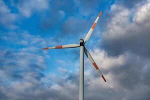 viento turbina en el antecedentes de el azul cielo. limpiar renovable energía. eléctrico poder producción. foto