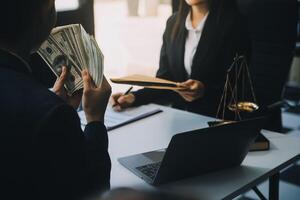 hombre de negocios y abogado o juez consultan tener una reunión de equipo con el cliente, la ley y el concepto de servicios legales. foto