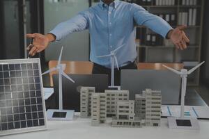 de cerca a tableta, ingenieros señalando a tableta con su manos. a conjuntamente diseño el utilizar de renovable energía con viento y solar energía. concepto de utilizando renovable energía. foto