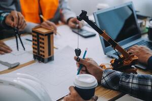 imagen de ingeniero reunión para arquitectónico proyecto. trabajando con compañero y Ingenieria herramientas en lugar de trabajo Clásico tono. foto