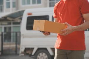 asiático entrega Rápido mensajero joven hombre utilizar dando cajas a mujer cliente él vistiendo protector cara máscara a frente hogar foto