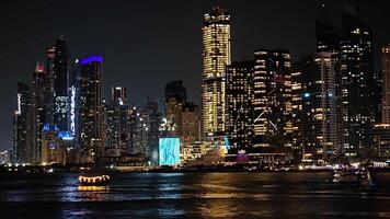 vae, Dubai - Verenigde Arabisch emiraten 01 april 2024 tijd vervallen jachthaven nachtlandschap in dubai, van Dubai jachthaven wijk schijnt Bij nacht met haar horizon gloeiend, reflecterend Aan de water met boten in de video