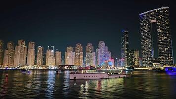 vae, Dubai - Verenigde Arabisch emiraten 01 april 2024 tijd vervallen jbr strand Dubai jachthaven horizon Bij nacht, verlichte horizon en waterwegen van Dubai jachthaven met cruisen boten Bij nacht. video