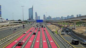 eau, dubai - unido árabe emiratos 01 abril 2024 hora lapso tráfico fluir en jeque zayed autopista en Dubái, tiempo de día ver de vehículos en el jeque zayed autopista con de Dubái horizonte en el antecedentes. video