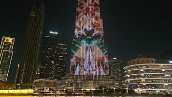 vae, Dubai - Verenigde Arabisch emiraten 01 april 2024 spectaculair licht tonen Aan burj khalifa, dubai, een adembenemend licht projectie Aan de burj khalifa Bij nacht met toeschouwers en de stadsgezicht van Dubai in video