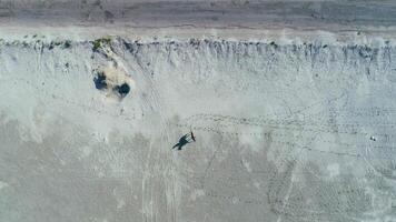 árabe caballo jinete camina mediante el Desierto video