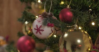 detailopname van speelgoed- ballen hangende Aan Kerstmis boom video