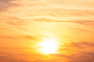 hermosa , lujo suave degradado naranja oro nubes y luz de sol en el azul cielo Perfecto para el fondo, tomar en siempre, crepúsculo, grande tamaño, alto definición paisaje foto