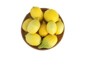 aislado grupo de limón frutas en un bambú cesta en blanco antecedentes. el Fruta es redondo y oval. el joven Fruta es verde. cuando cocido eso será ser amarillo. el Fruta carne es jugoso y agrio gusto. foto