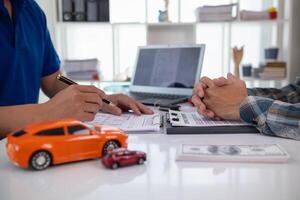 coche distribuidores recomendar coche a clientes antes de entrando dentro ventas contratos entonces ese clientes lata obtener el coche ellos me gusta antes de pago contrato dinero. concepto de haciendo ventas contrato con distribuidor foto