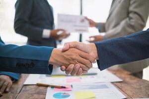 comité de empresarios y inversores unirse manos como símbolo de articulación inversión después que se discute consultante y haciendo contrato invertir en negocio juntos. comité Uniones manos en reunión. foto