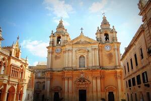 Santo de pablo catedral diseñado por el arquitecto lorenzo gafa en mdina, Malta foto