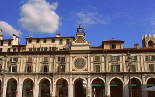 el reloj torre en el plaza della logia en brescia. Italia foto