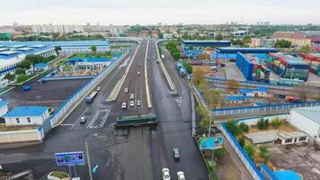 el zumbido moscas terminado el carreteras y carreteras de el ciudad con Moviente carros. nublado verano día video