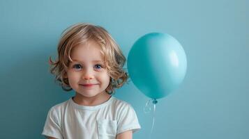 ai generado pequeño chico abrazando azul globo en pastel azul antecedentes foto