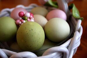 bonito pastel cerámico Pascua de Resurrección huevo cesta decoración foto